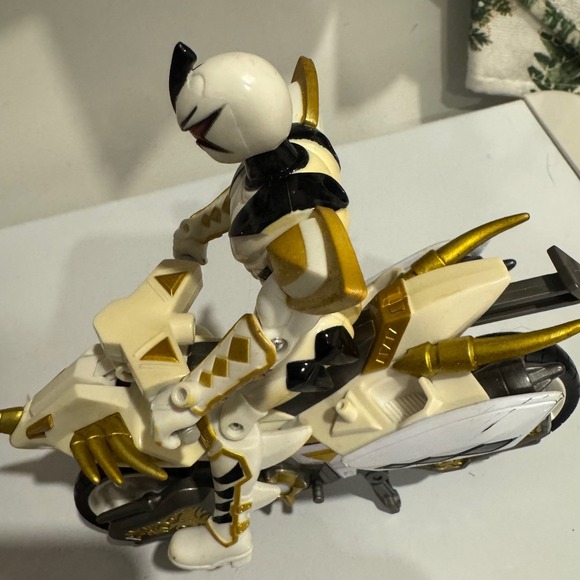 Power Rangers Samurai Gold Ranger and Red Ranger with Motorcycles Toy Set - Picture 6 of 16